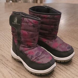 Toddler boy boots with velcro size 9 💚